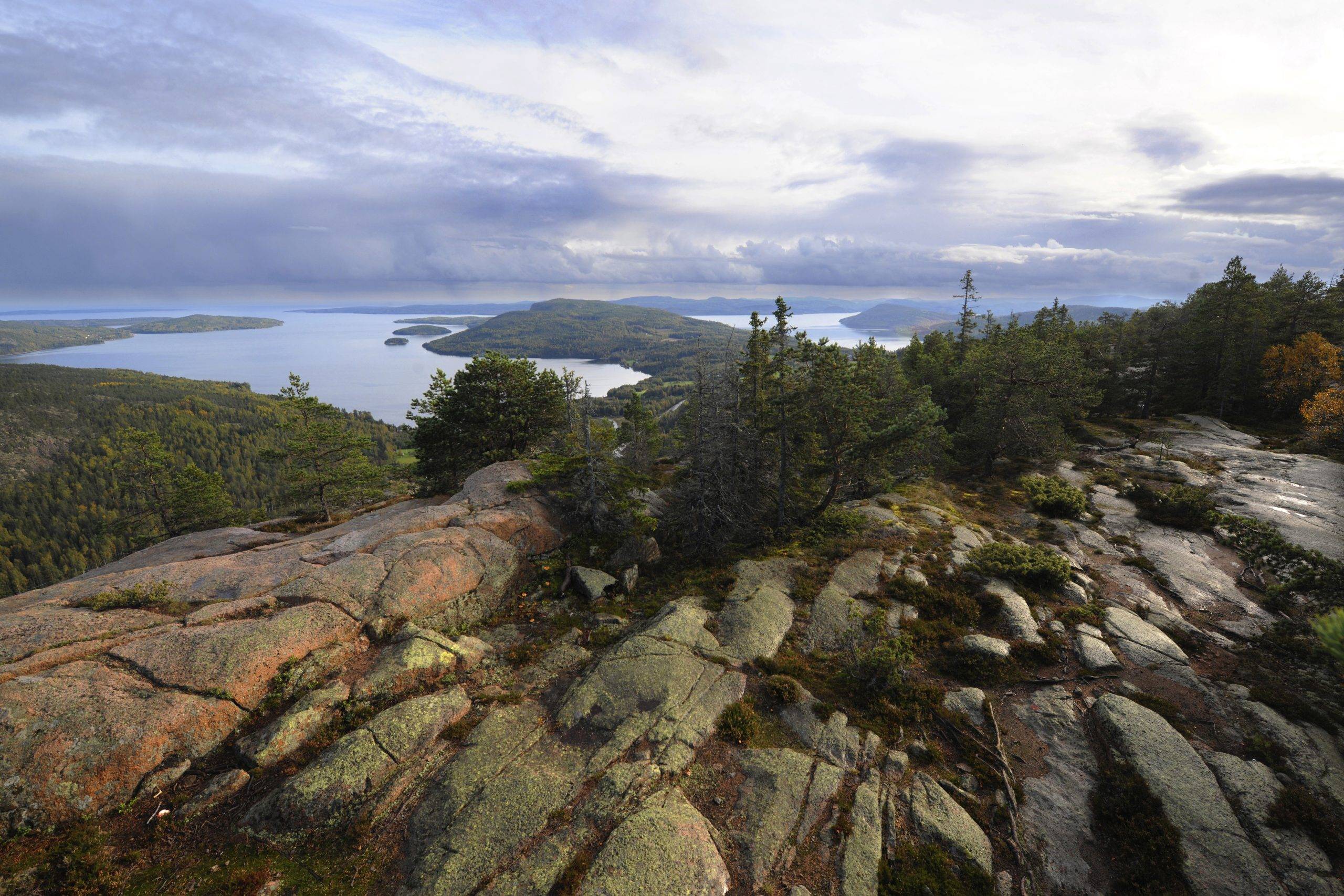 Hällar och utsikt på Skuleberget